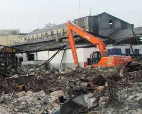 Demolição de edificações e antiga fabrica, para atender o novo estacionamento do Templo de Salomão