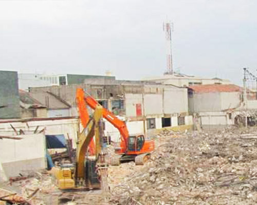 Demolição de edificações e antiga fabrica, para atender o novo estacionamento do Templo de Salomão